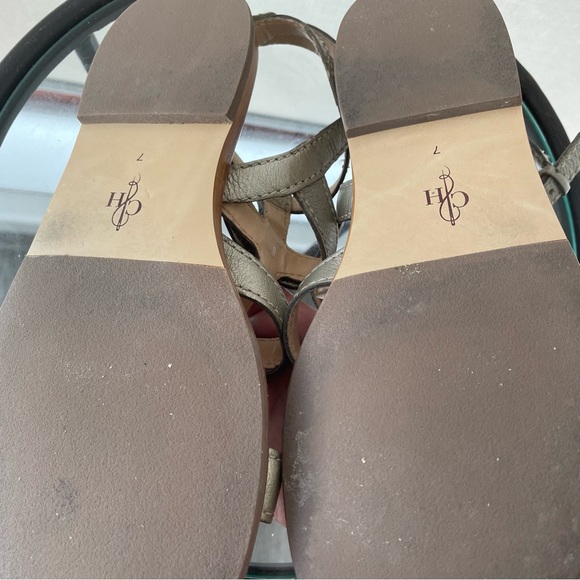 Cole Haan gold sandals with slightly different coloured insoles.  Size 7 US - Picture 8 of 10